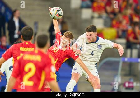 Berlin, Deutschland. Juli 2024. Dani Olmo, ESP 10 konkurrieren um den Ball, Tackling, Duell, Header, zweikampf, Action, Kampf gegen Declan Rice, England 4 im Endspiel SPANIEN - ENGLAND 2-1 der UEFA-Europameisterschaften 2024 am 14. Juli 2024 in Berlin. Fotograf: ddp Images/STAR-Images Credit: ddp Media GmbH/Alamy Live News Stockfoto