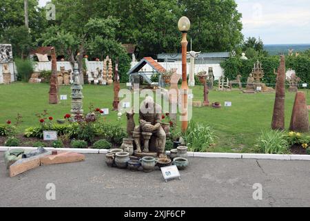 OPISHNIA, UKRAINE - 26. JUNI 2024 - Skulpturen werden im Nationalmuseum für ukrainische Keramik in Opishnia, Region Poltawa, Zentralukraine ausgestellt. Stockfoto