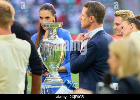 Alexander Bommes, Almuth Schult, ARD-TV-Moderator, Expertin, Esther Sedlaczek, Moderatorin ARD Sport Moderatorin, Sportmoderatorin, Journalistin, Bastian SCHWEINSTEIGER, Co-Moderator ARD im Endspiel SPANIEN - ENGLAND 2-1 der UEFA-Europameisterschaften 2024 am 14. Juli 2024 in Berlin. Fotograf: ddp-Bilder/Sternbilder Stockfoto
