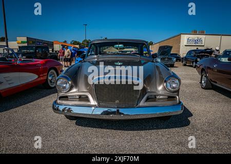 Gulfport, MS - 01. Oktober 2023: Hochperspektivische Vorderansicht eines Studebaker Gran Turismo Hawk Hardtop Coupés aus dem Jahr 1962 auf einer lokalen Autoshow. Stockfoto