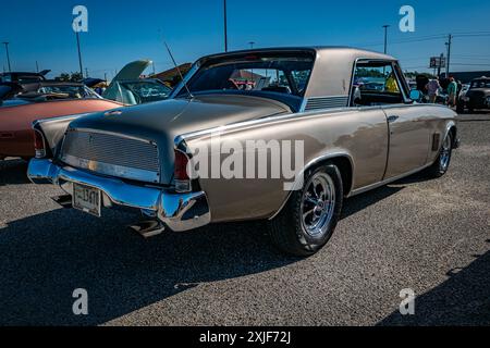 Gulfport, MS - 01. Oktober 2023: Hochperspektivische Eckansicht eines Studebaker Gran Turismo Hawk Hardtop Coupés aus dem Jahr 1962 auf einer lokalen Autoshow. Stockfoto