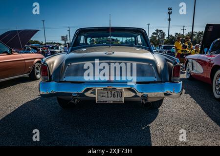 Gulfport, MS - 01. Oktober 2023: Hochperspektivische Rückansicht eines Studebaker Gran Turismo Hawk Hardtop Coupés aus dem Jahr 1962 auf einer lokalen Autoshow. Stockfoto