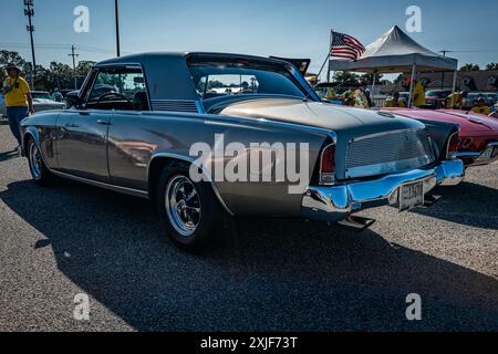 Gulfport, MS - 01. Oktober 2023: Hochperspektivische Eckansicht eines Studebaker Gran Turismo Hawk Hardtop Coupés aus dem Jahr 1962 auf einer lokalen Autoshow. Stockfoto