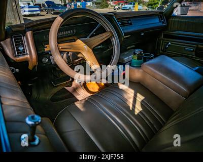 Gulfport, MS - 01. Oktober 2023: Hochperspektivische Innenansicht einer 4-türigen Chevrolet Bel Air Limousine aus dem Jahr 1956 auf einer lokalen Autoshow. Stockfoto