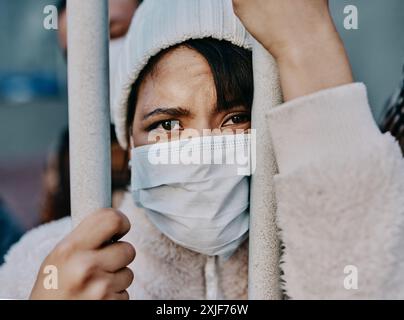 Porträt, Person und Gefängnis für Einwanderungssicherheit oder Reiseverbot in Mexiko. Gesicht, Grenzkrise und Frau in Maske im Gefängnis wegen Verbrechen oder Verhaftung Stockfoto