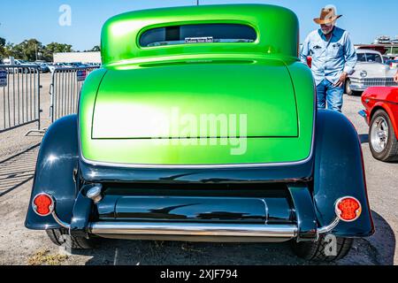 Gulfport, MS - 01. Oktober 2023: Hochperspektivische Rückansicht eines 1932 Ford Hot Rod Coupés mit 3 Fenstern auf einer lokalen Autoshow. Stockfoto