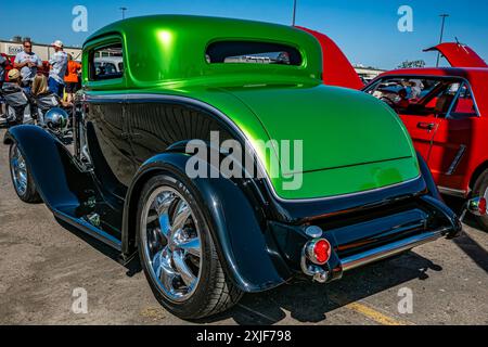 Gulfport, MS - 01. Oktober 2023: Hochperspektivische Eckansicht eines 1932 Ford Hot Rod Coupés mit 3 Fenstern auf einer lokalen Autoshow. Stockfoto