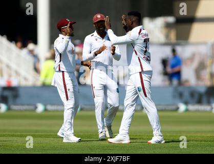 Kevin Sinclair aus West Indies feiert den Wicket des englischen Harry Brook (nicht abgebildet) am ersten Tag des zweiten Rothesay Test Matches in Trent Bridge, Nottingham. Bilddatum: Donnerstag, 18. Juli 2024. Stockfoto