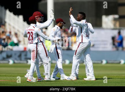 Kevin Sinclair aus West Indies feiert den Wicket des englischen Harry Brook (nicht abgebildet) am ersten Tag des zweiten Rothesay Test Matches in Trent Bridge, Nottingham. Bilddatum: Donnerstag, 18. Juli 2024. Stockfoto