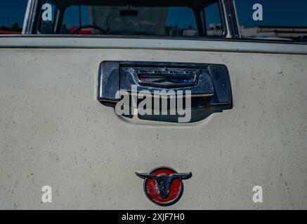 Gulfport, MS - 01. Oktober 2023: Nahaufnahme eines hinteren Griffes und Emblems eines Ford Ranchero Pickup aus dem Jahr 1957 auf einer lokalen Autoshow. Stockfoto