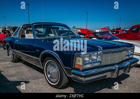 Gulfport, MS - 01. Oktober 2023: Hochperspektivische Vorderansicht eines Dodge Diplomat Hardtop Coupés aus dem Jahr 1978 auf einer lokalen Autoshow. Stockfoto