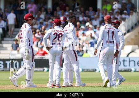 Nottingham, Großbritannien. Juli 2024. #77, Kevin Sinclair von West Indies (Mitte) feiert die Übernahme des Wicket von Harry Brook während des Rothesay International Test Match Series-Spiels zwischen England und West Indies in Trent Bridge, Nottingham, England am 18. Juli 2024. Foto von Stuart Leggett. Nur redaktionelle Verwendung, Lizenz für kommerzielle Nutzung erforderlich. Keine Verwendung bei Wetten, Spielen oder Publikationen eines einzelnen Clubs/einer Liga/eines Spielers. Quelle: UK Sports Pics Ltd/Alamy Live News Stockfoto