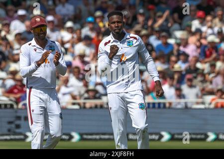 Kevin Sinclair von West Indies feiert den Wicket von Harry Brook of England während des 2. Rothesay Test Match England vs West Indies in Trent Bridge, Nottingham, Großbritannien, 18. Juli 2024 (Foto: Mark Cosgrove/News Images) Stockfoto