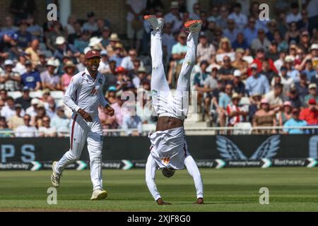 Kevin Sinclair von West Indies feiert den Wicket von Harry Brook of England während des 2. Rothesay Test Match England vs West Indies in Trent Bridge, Nottingham, Großbritannien, 18. Juli 2024 (Foto: Mark Cosgrove/News Images) Stockfoto