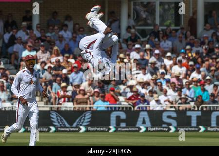 Kevin Sinclair von West Indies feiert den Wicket von Harry Brook of England während des 2. Rothesay Test Match England vs West Indies in Trent Bridge, Nottingham, Großbritannien, 18. Juli 2024 (Foto: Mark Cosgrove/News Images) Stockfoto