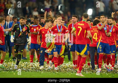 Berlin, Deutschland. Juli 2024. Dani Olmo, ESP 10 Aymeric Laporte, ESP 14 Mikel Merino, ESP 6 mit Trophäe nach dem Endspiel SPANIEN - ENGLAND 2-1 der UEFA-Europameisterschaften 2024 am 14. Juli 2024 in Berlin. Fotograf: ddp Images/STAR-Images Credit: ddp Media GmbH/Alamy Live News Stockfoto