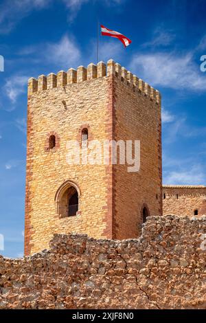 Detail eines der schlanken mittelalterlichen Zinnen-Türme der Burg Molina de Molina. Aragon, Guadalajara, Castilla-la Mancha, Spanien Stockfoto