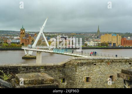 Friedensbrücke über den Fluss Foyle in Derry / Londonderry, Nordirland Stockfoto
