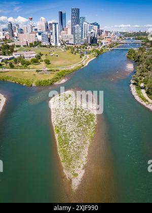 Calgary Alberta Canada, 20. Juni 2024: River Island mit Blick auf die Skyline der Innenstadt und Fort Calgary am kanadischen Reiseziel East Village. Stockfoto