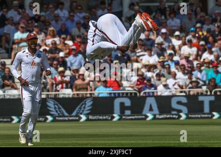 Nottingham, Großbritannien. Juli 2024. Kevin Sinclair von West Indies feiert den Wicket von Harry Brook von England während des 2. Rothesay Test Match England vs West Indies in Trent Bridge, Nottingham, Vereinigtes Königreich, 18. Juli 2024 (Foto: Mark Cosgrove/News Images) in Nottingham, Vereinigtes Königreich am 18. Juli 2024. (Foto: Mark Cosgrove/News Images/SIPA USA) Credit: SIPA USA/Alamy Live News Stockfoto