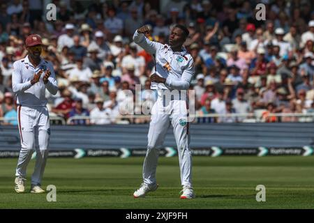 Kevin Sinclair von West Indies feiert den Wicket von Harry Brook von England während des 2. Rothesay Test Match England vs West Indies in Trent Bridge, Nottingham, Vereinigtes Königreich, 18. Juli 2024 (Foto: Mark Cosgrove/News Images) in Nottingham, Vereinigtes Königreich am 18. Juli 2024. (Foto: Mark Cosgrove/News Images/SIPA USA) Stockfoto