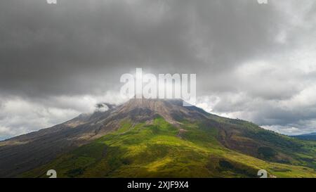 Aus der Vogelperspektive des aktiven Stratovulkans Sinabung, bedeckt mit Wolken. Sumatra, Indonesien. Stockfoto