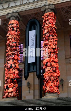 Eine Politik-Installation des Chinesischen Kuenstlers Ai Weiwei Zur Fluechtlingsproblematik Mit Rettungswesten der Firma "Yamaha", Gendarmenmarkt, 14. Stockfoto