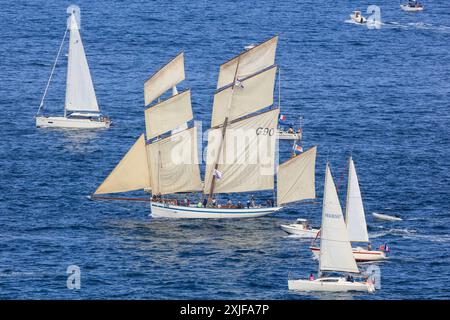 La Grande Parade, Fahrt der Traditionssegler von Brest nach Douarnenez zuzm Abschluß der Fetes Maritimes 2024 in Brest, gesehen vom Fort des Capucins auf der Halbinsel Crozon nahe der Einfahrt in die Bucht Rade de Brest, Gemeinde Roscanvel, Departement Finistere Penn-AR-Bed, Region Bretagne Breizh, Frankreich *** La Grande Parade, traditionelle Segelbootfahrt von Brest nach Douarnenez am Ende der Fetes Maritimes 2024 in Brest, vom Fort des Capucins auf der Halbinsel Crozon in der Nähe des Eingangs zur Bucht Rade de Brest, Gemeinde Roscanvel, Abteilung Finistere Penn AR Bed, Bretagne B Stockfoto