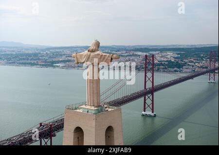 Aus der Vogelperspektive das Heiligtum Christi des Königs oder Santuario de Cristo Rei an sonnigen Sommertagen. Christusstatue in Lissabon. Cristo Rei, die Christusstatue von Stockfoto