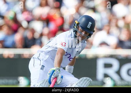 Nottingham, Großbritannien. Juli 2024. Ollie Pope of England dreht sich beim Spiel der Rothesay International Test Match Series zwischen England und West Indies am 18. Juli 2024 in Trent Bridge, Nottingham, England. Foto von Stuart Leggett. Nur redaktionelle Verwendung, Lizenz für kommerzielle Nutzung erforderlich. Keine Verwendung bei Wetten, Spielen oder Publikationen eines einzelnen Clubs/einer Liga/eines Spielers. Quelle: UK Sports Pics Ltd/Alamy Live News Stockfoto