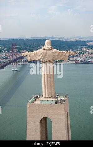 Aus der Vogelperspektive das Heiligtum Christi des Königs oder Santuario de Cristo Rei an sonnigen Sommertagen. Christusstatue in Lissabon. Cristo Rei, die Christusstatue von Stockfoto