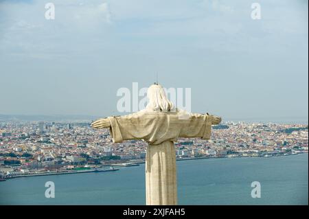 Aus der Vogelperspektive das Heiligtum Christi des Königs oder Santuario de Cristo Rei an sonnigen Sommertagen. Christusstatue in Lissabon. Cristo Rei, die Christusstatue von Stockfoto