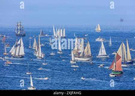 La Grande Parade, Fahrt der Traditionssegler von Brest nach Douarnenez zuzm Abschluß der Fetes Maritimes 2024 in Brest, gesehen vom Fort des Capucins auf der Halbinsel Crozon nahe der Einfahrt in die Bucht Rade de Brest, Gemeinde Roscanvel, Departement Finistere Penn-AR-Bed, Region Bretagne Breizh, Frankreich *** La Grande Parade, traditionelle Segelbootfahrt von Brest nach Douarnenez am Ende der Fetes Maritimes 2024 in Brest, vom Fort des Capucins auf der Halbinsel Crozon in der Nähe des Eingangs zur Bucht Rade de Brest, Gemeinde Roscanvel, Abteilung Finistere Penn AR Bed, Bretagne B Stockfoto