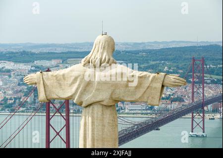 Aus der Vogelperspektive das Heiligtum Christi des Königs oder Santuario de Cristo Rei an sonnigen Sommertagen. Christusstatue in Lissabon. Cristo Rei, die Christusstatue von Stockfoto