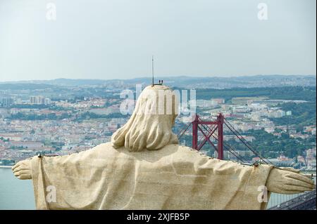 Aus der Vogelperspektive das Heiligtum Christi des Königs oder Santuario de Cristo Rei an sonnigen Sommertagen. Christusstatue in Lissabon. Cristo Rei, die Christusstatue von Stockfoto
