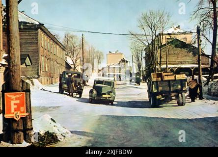 Ein Foto zeigt Fahrzeuge auf den Hauptstraßen von Smolensk während der Operation Barbarossa im Jahr 1941. Als deutsche Truppen an der Ostfront gegen sowjetische Truppen vorrückten, zeigt dieses Bild die wachsende deutsche Besetzung russischer Städte während des Zweiten Weltkriegs. Stockfoto