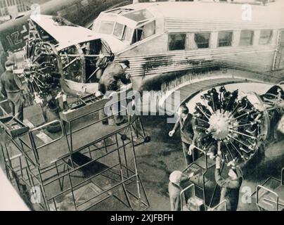 Ein Foto zeigt mehrere Soldaten, die während der Operation Barbarossa 1941 die drei Motoren einer Junkers Ju 52 in einer Werft demontieren. Wichtige und wiederverwendbare Teile wurden zur Überholung nach Deutschland zurückgeflogen, um eine zuverlässige Ausrüstung für die vorrückenden deutschen Truppen an der Ostfront zu gewährleisten. Stockfoto