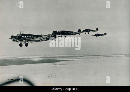 Ein Foto zeigt Junkers Ju 52 Transportflugzeuge, die 1941 während der Operation Barbarossa in Formation flogen. Diese Flugzeuge waren entscheidend für den Transport von Truppen und Vorräten, als die deutschen Truppen während des Zweiten Weltkriegs gegen die sowjetischen Truppen an der Ostfront vorrückten. Stockfoto