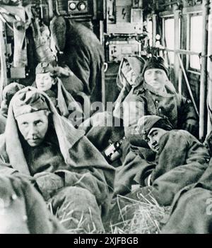 Ein Foto zeigt verwundete Soldaten in einem Junkers Ju 52 während der Operation Barbarossa im Jahr 1941. Das Transportflugzeug evakuiert sie zur besseren medizinischen Versorgung in die hinteren Krankenhäuser, während die deutschen Truppen an der Ostfront gegen die sowjetischen Truppen vorrücken. Stockfoto