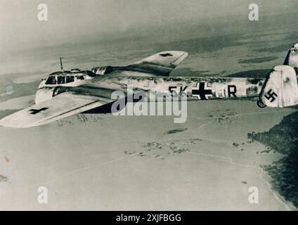 Ein Foto zeigt eine Dornier do 17, getarnt mit weißer Farbe, die während der Operation Barbarossa 1941 über einer verschneiten Landschaft flog. Diese Anpassung war entscheidend, um sich in das Wintergebiet einzufügen, als deutsche Truppen gegen sowjetische Truppen an der Ostfront vorrückten. Stockfoto