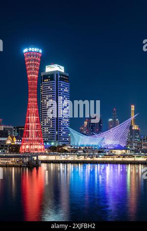 Nachtaufnahmen von Kobe Port Tower und Hafen, Hyogo, Japan Stockfoto