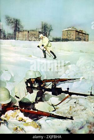 Ein Foto zeigt deutsche Luftwaffentruppen in weißer Tarnung in einem schneebedeckten Graben während der Operation Barbarossa im Jahr 1941. Diese Soldaten, die ursprünglich zur Luftwaffe gehörten, wurden oft für Bodenkämpfe in den harten Winterschlachten gegen sowjetische Truppen an der Ostfront eingesetzt. Stockfoto