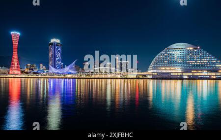 Nachtaufnahmen von Kobe Port Tower und Hafen, Hyogo, Japan Stockfoto