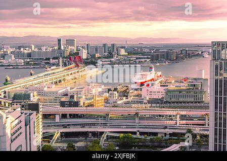 Blick auf Port Island und Brücke vom 24. Stock des Rathauses von Kobe. Stockfoto