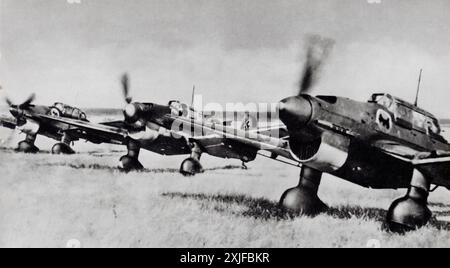 Ein Foto einer Flotte von Junkers Ju 87 Tauchbombern, Teil der Luftwaffe, aufgenommen während des Zweiten Weltkriegs. Diese Flugzeuge waren bei der Invasion Polens im Jahr 1939 und dem anschließenden Vormarsch an die Ostfront von entscheidender Bedeutung. Die Ju 87 Tauchbomber sind bekannt für ihre Präzisionsbombardements und ihre unverwechselbaren Sirenen und lieferten wichtige Luftunterstützung für Bodentruppen und halfen dabei, feindliche Truppen zu stören und zu demoralisieren. Stockfoto