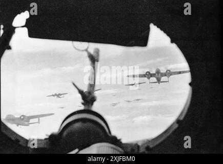 Ein Foto zeigt eine Flotte von Dornier Do 17 Flugzeugen, die während des Zweiten Weltkriegs auf ihr Ziel zuflogen. Während der Besetzung Polens und des darauf folgenden Vormarsches an der Ostfront waren diese Flugzeuge von entscheidender Bedeutung für Bombenangriffe und Aufklärungsmissionen. Die DO 17, bekannt für ihre Geschwindigkeit und Agilität, spielte eine wichtige Rolle in der Strategie der Luftwaffe, Luftüberlegenheit zu erlangen und Bodenoperationen in diesen frühen Kampagnen zu unterstützen. Stockfoto