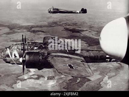 Ein Foto zeigt eine Flotte von Dornier Do 17 Flugzeugen, die während des Zweiten Weltkriegs auf ihr Ziel zuflogen, aus der Position des Schützen eines der Flugzeuge. Während der Besetzung Polens und des darauf folgenden Vormarsches an der Ostfront waren diese Flugzeuge von entscheidender Bedeutung für Bombenangriffe und Aufklärungsmissionen. Stockfoto