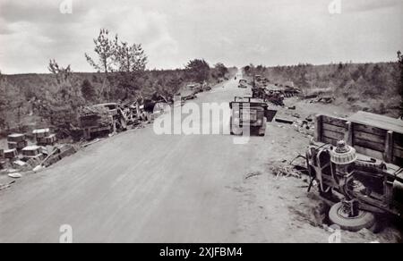 Ein Foto zeigt die Zerstörung und das Chaos während des Zweiten Weltkriegs. Das Bild wurde in Polen aufgenommen und zeigt fast 30 Kilometer einsame Landschaft voller Lastwagen, PKW, Panzer, Gewehre, Granatwerfer, und jede Menge Munition aller Kaliber. Stockfoto