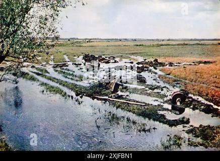 Ein Foto zeigt das Wrack eines sowjetischen Panzers, der durch einen direkten Treffer einer Stuka-Bombe während des Zweiten Weltkriegs vollständig ausgelöscht wurde. Dieses Bild zeigt die verheerende Kraft der Sprungbomber der Luftwaffe und die intensive Zerstörung, der die sowjetischen Truppen während der Operation Barbarossa 1941 ausgesetzt waren. Stockfoto