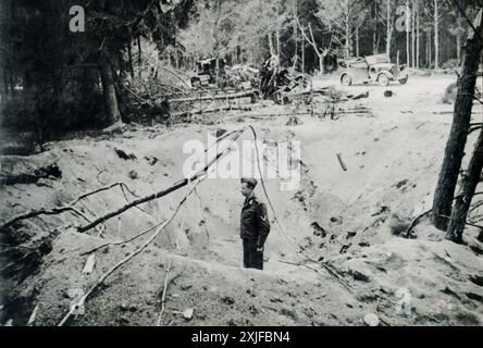 Ein Foto zeigt die Folgen einer Stuka-Bombe, die während des Zweiten Weltkriegs auf eine geparkte Batterie schwerer Artillerie traf. Die Zerstörung unterstreicht die Wirksamkeit der Luftwaffenbomber bei der Neutralisierung wichtiger sowjetischer Stellungen während der Operation Barbarossa im Jahr 1941. Stockfoto